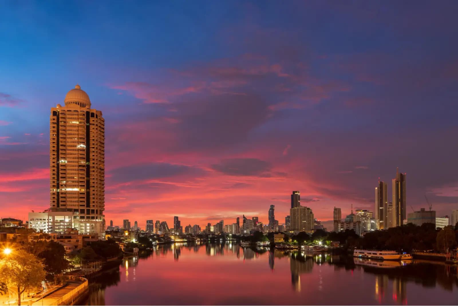 Colombo City Tour - Expert Guided Day Tour in Pettah Market, Red Mosque (Jami Ul-Alfar), Gangaramaya Temple, Lotus Tower, Galle Face, Green Colombo National Museum, Old Colombo Dutch Hospital, Port City, Colombo Independence Square, Beira Lake, Viharamahadevi Park, Sri Ponnambala Vaneswarar Kovil, Galbokka Lighthouse - Image 1
