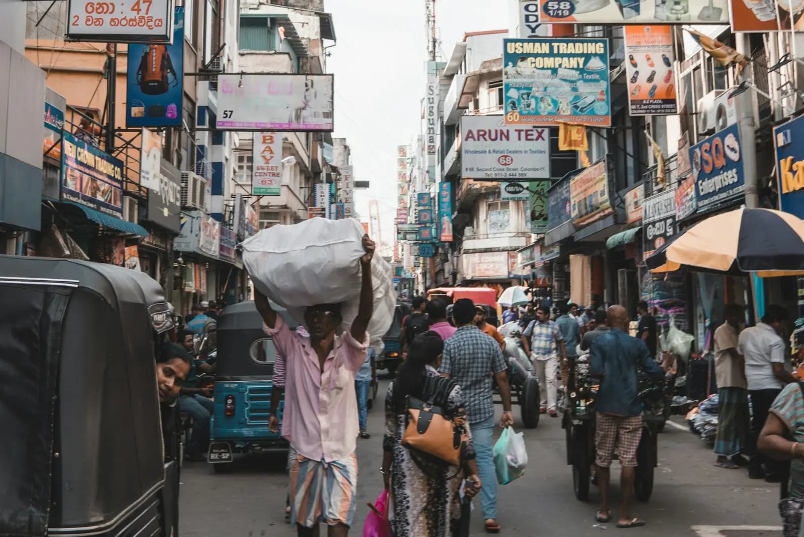 Colombo City Tour - Expert Guided Day Tour in Pettah Market, Red Mosque (Jami Ul-Alfar), Gangaramaya Temple, Lotus Tower, Galle Face, Green Colombo National Museum, Old Colombo Dutch Hospital, Port City, Colombo Independence Square, Beira Lake, Viharamahadevi Park, Sri Ponnambala Vaneswarar Kovil, Galbokka Lighthouse - Image 3